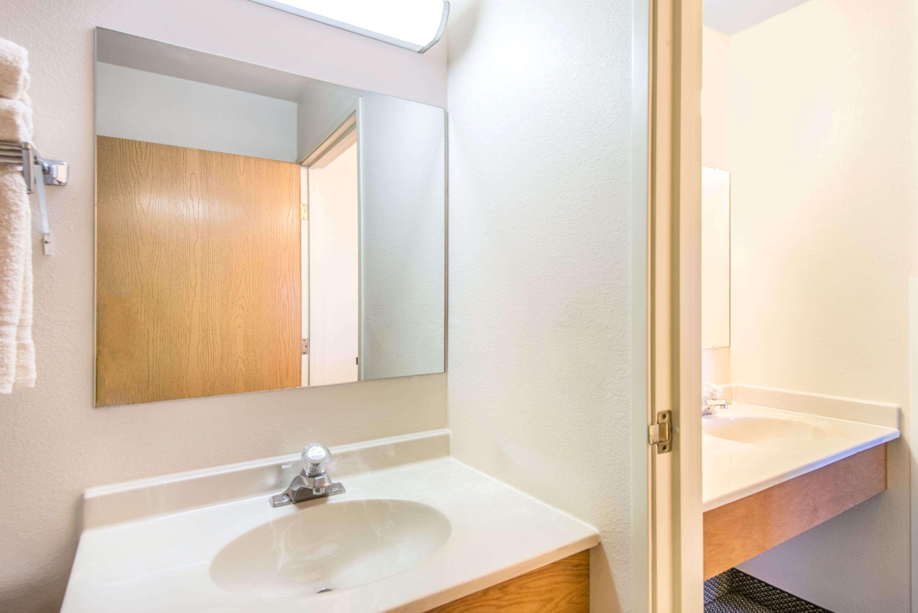 ซูเปอร์ 8 บาย วินด์แฮม เวสต์ มิดเดิลเซ็กซ์ - แชรอน แอเรีย Hotel West Middlesex ภายนอก รูปภาพ