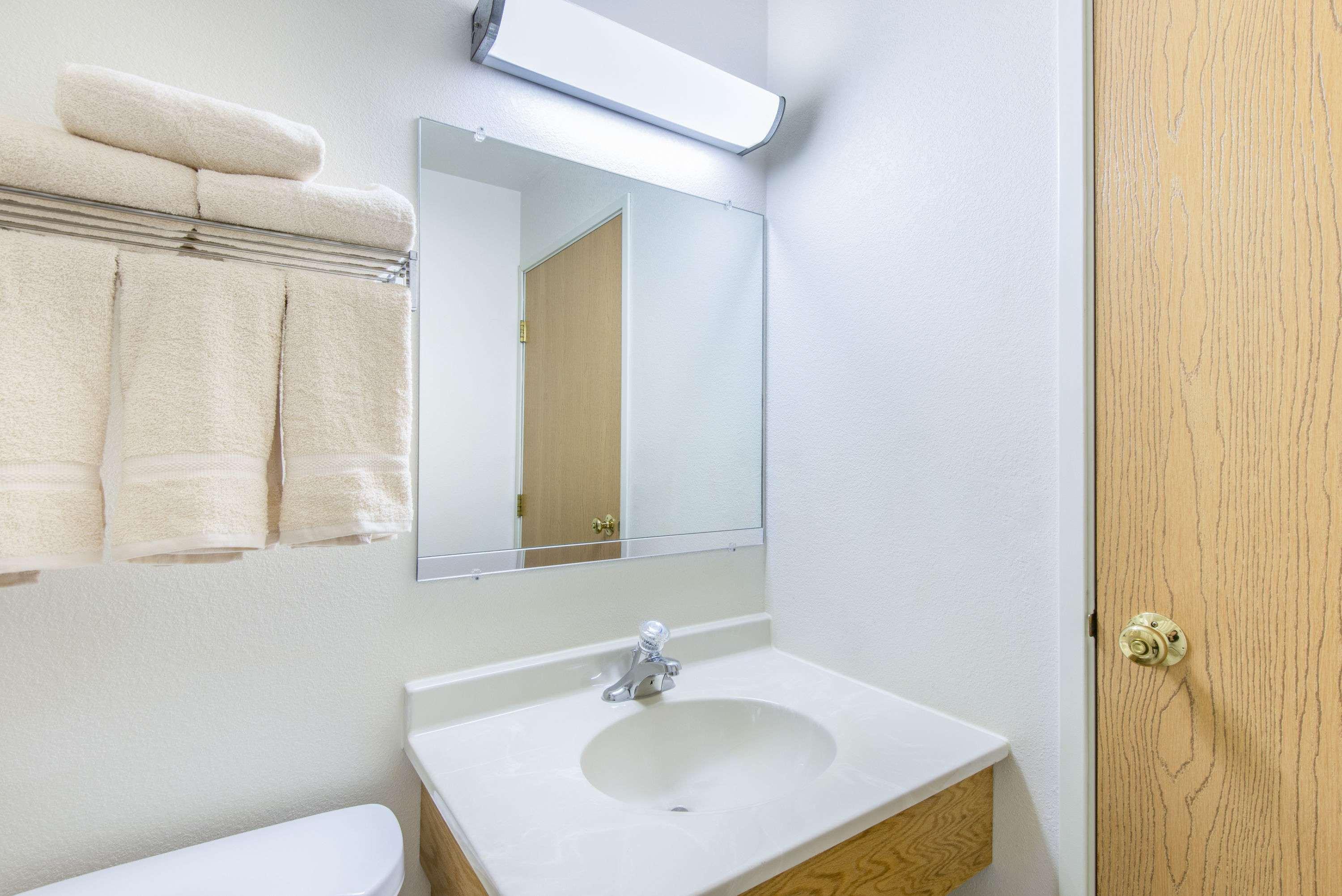 ซูเปอร์ 8 บาย วินด์แฮม เวสต์ มิดเดิลเซ็กซ์ - แชรอน แอเรีย Hotel West Middlesex ภายนอก รูปภาพ